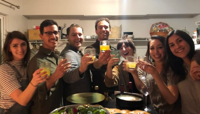 Group of alumni celebrating with drinks and dinner